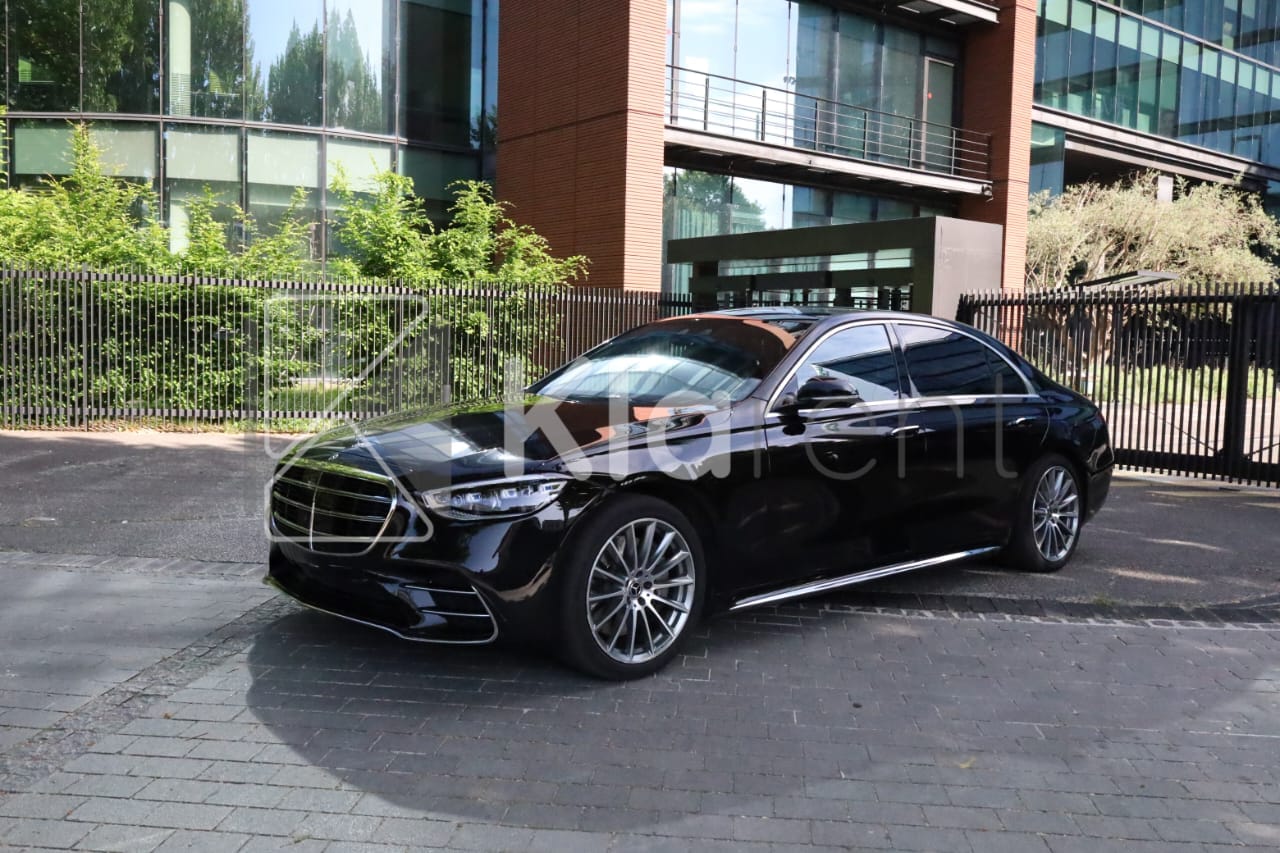 Mercedes Classe S 580e L – Collection Signature Berline noire de luxe photographiée devant un bâtiment, berline au design élégant et raffiné