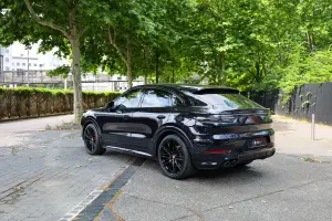 SUV noir au design sportif photographié à l'extérieur