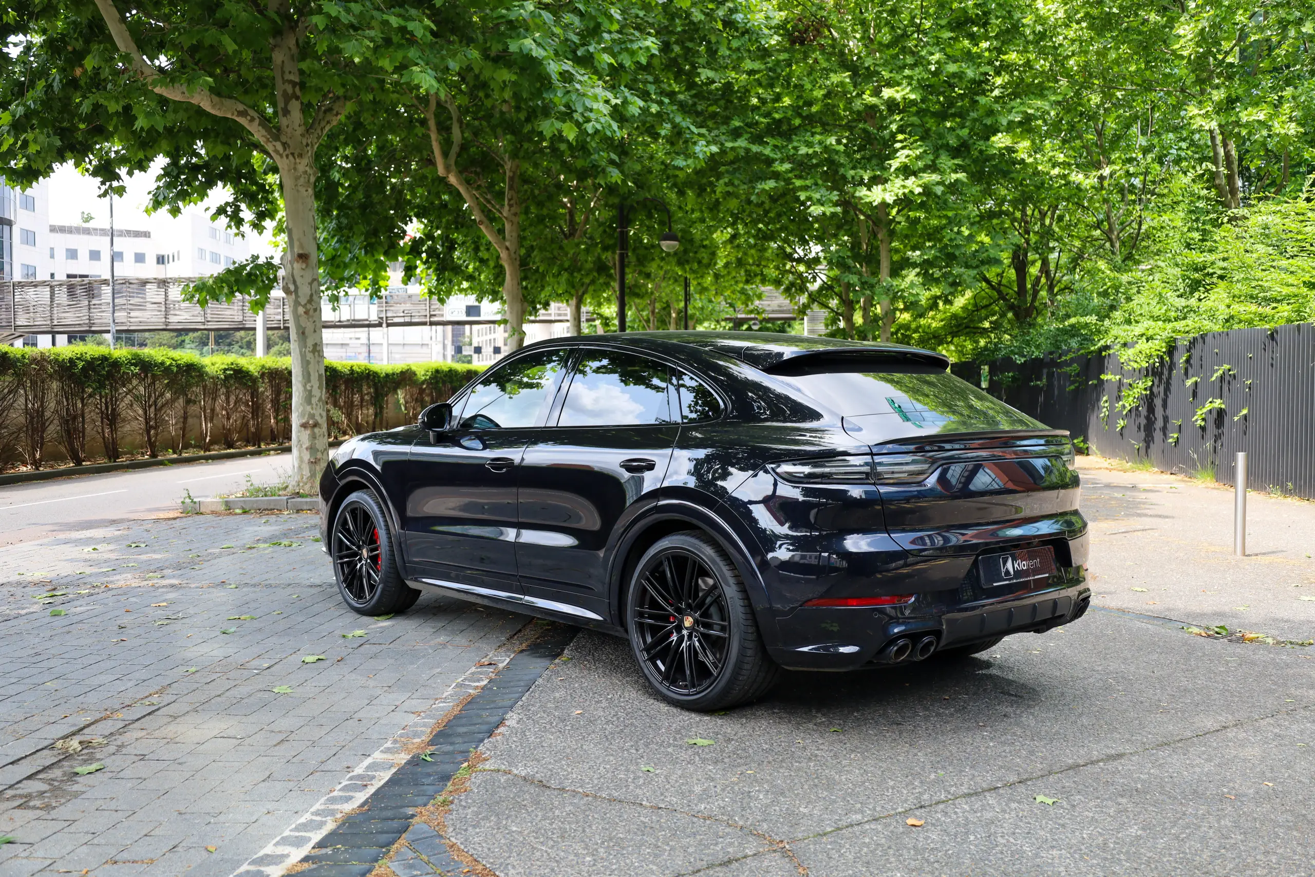 SUV noir au design sportif photographié à l'extérieur