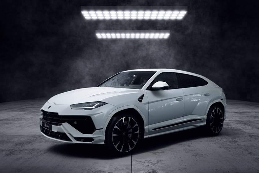 SUV blanc sportif photographié dans un studio sombre, au design moderne et puissant