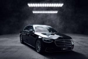 Berline noire de luxe photographiée dans un studio sombre, au design élégant et raffiné