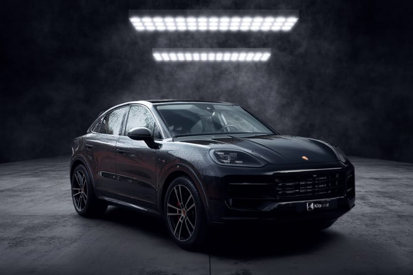 SUV noir moderne photographié dans un studio sombre, au design sportif et élégant