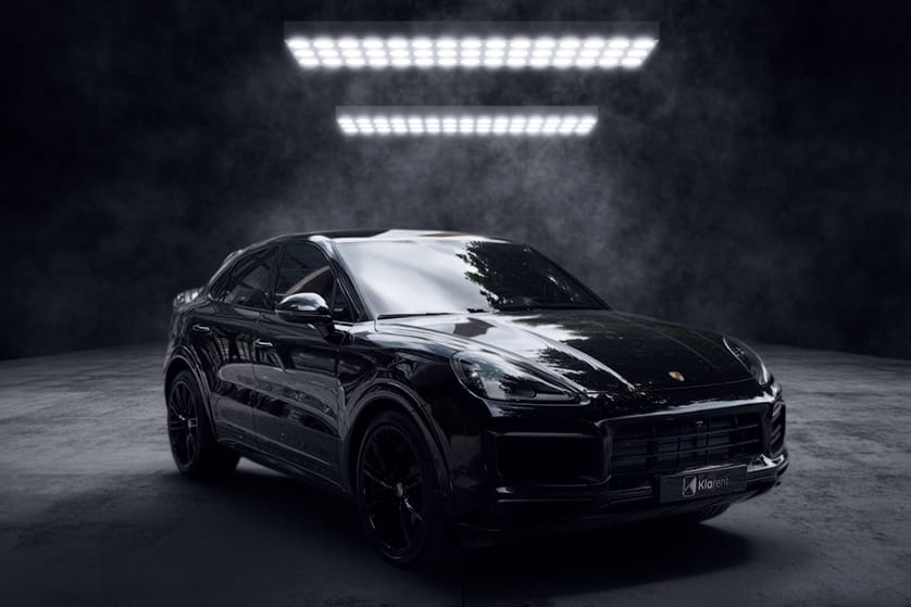 SUV noir au design sportif photographié dans un studio sombre