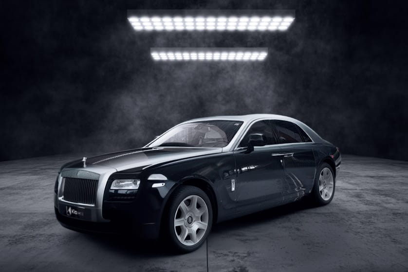 Berline noire et grise photographiée dans un studio sombre, avec design élégant et finitions luxueuses