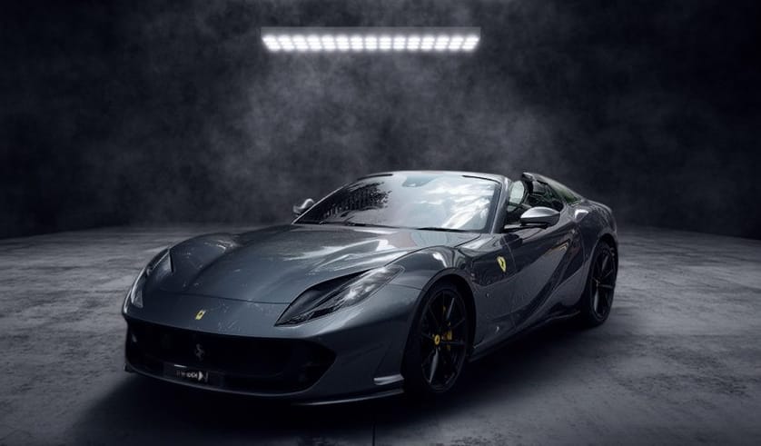 Location Ferrari 812 GTS avec chauffeur à Paris : Vivez un luxe inégalé avec notre service premium