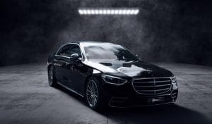 Berline noire de luxe photographiée dans un studio sombre, au design élégant et raffiné