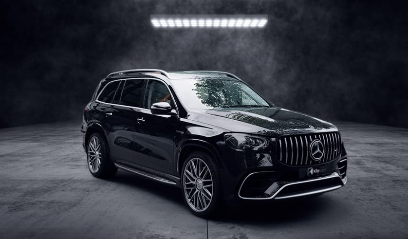 Mercedes GLS 63 AMG – Collection Signature SUV noir de luxe photographié dans un studio sombre, au design imposant et élégant