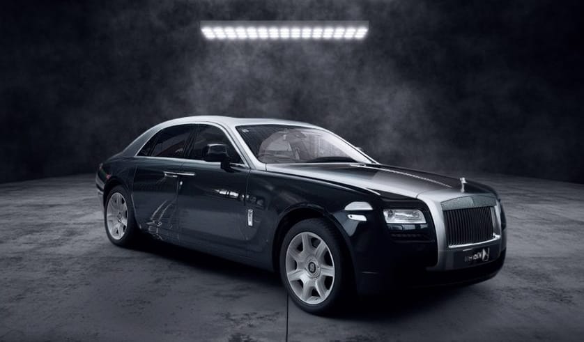 Berline noire et grise photographiée dans un studio sombre, avec design élégant et finitions luxueuses