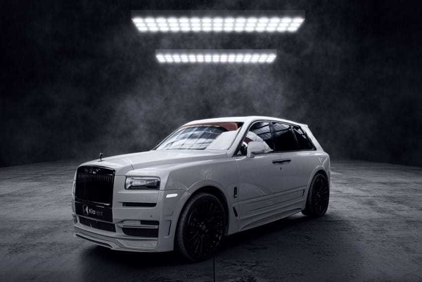 Face avant SUV blanc de luxe photographié dans un studio sombre, avec finitions noires et design imposant