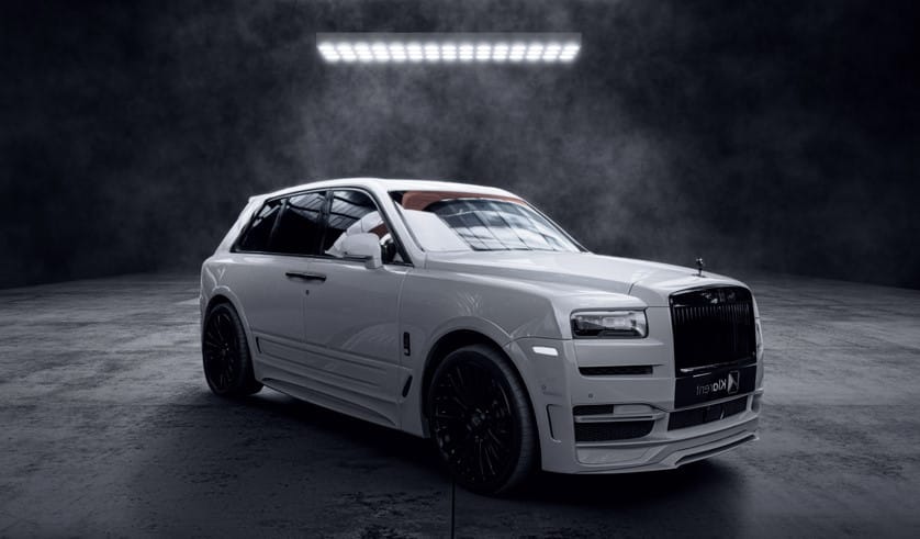 Face avant SUV blanc de luxe photographié dans un studio sombre, avec finitions noires et design imposant