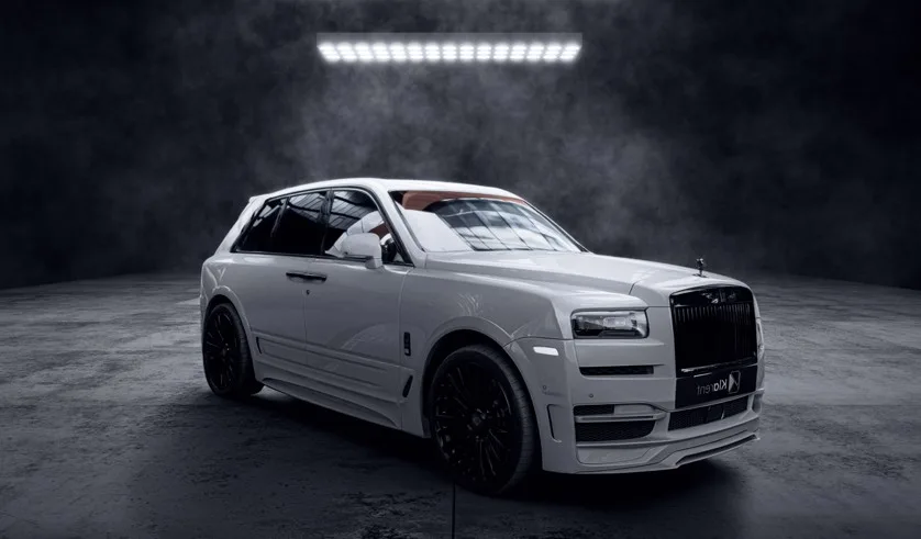 Face avant SUV blanc de luxe photographié dans un studio sombre, avec finitions noires et design imposant