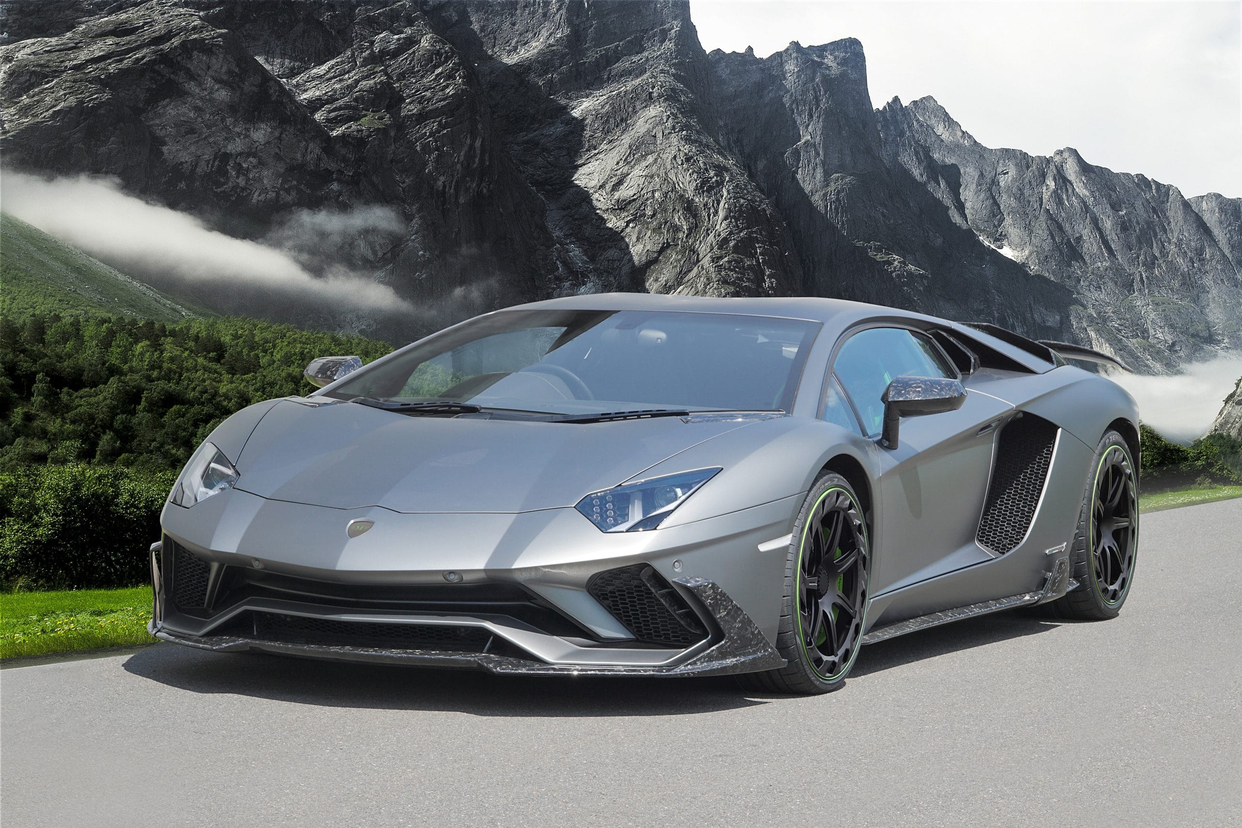 Lamborghini Aventador gris métallisé disponible à la location pour événements ou mariages haut de gamme