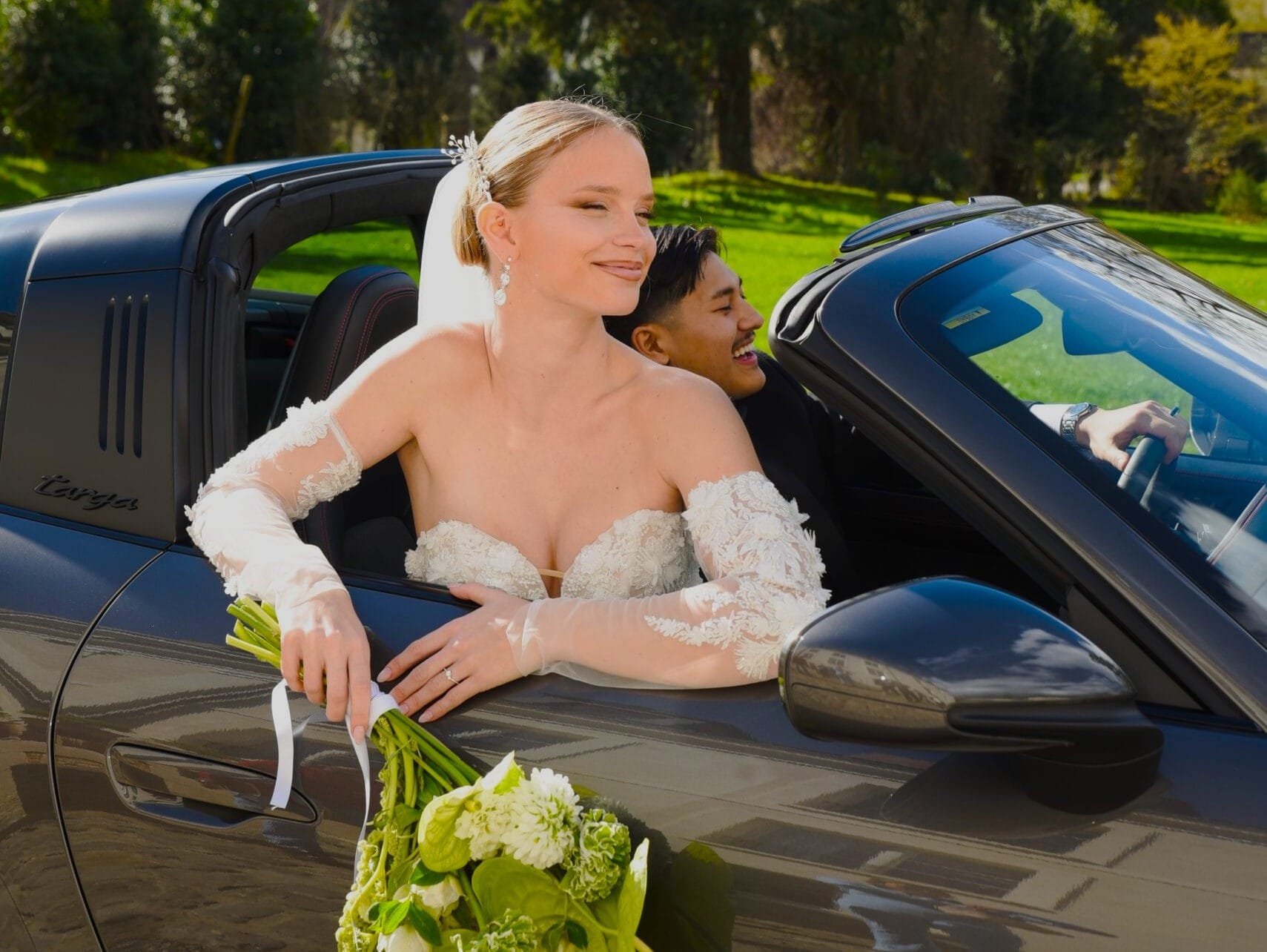 Mariée dans une Porsche 911 Targa 4 GTS 2023 lors d’un mariage élégant et moderne