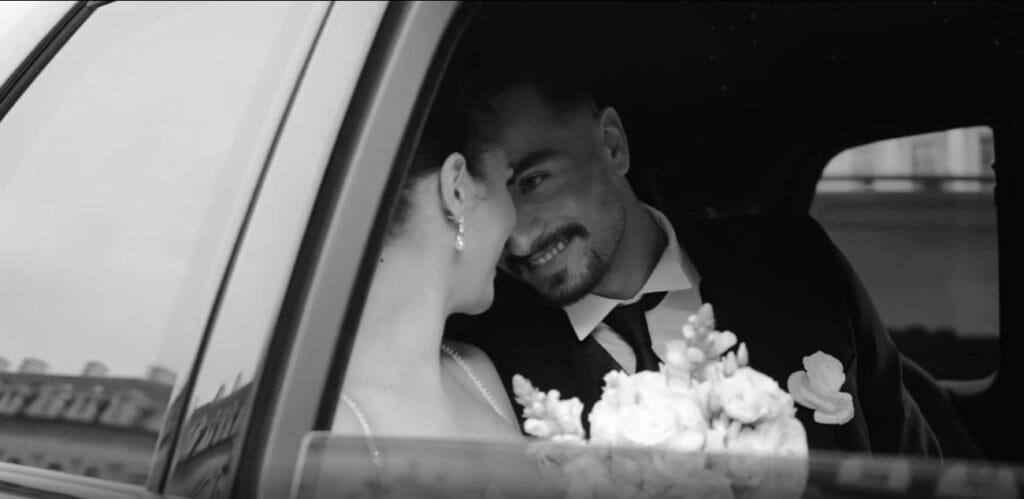 Mariés élégants devant une Rolls Royce Cullinan Black Badge lors d’un mariage de luxe